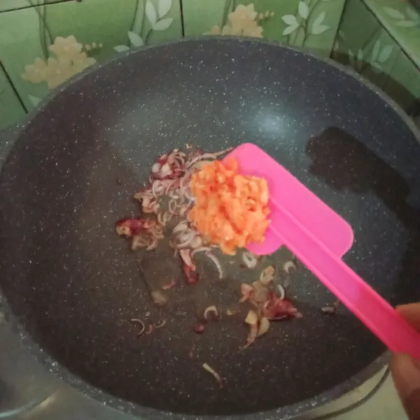 Masukkan bumbu halus tumis kembali hingga harum.