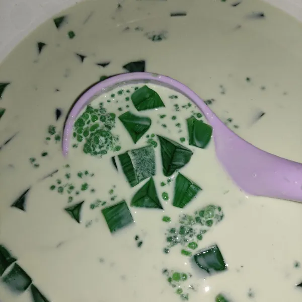 Masukan daging kelapa, jelly, dan sago pearl, buko pandan siap disajikan.