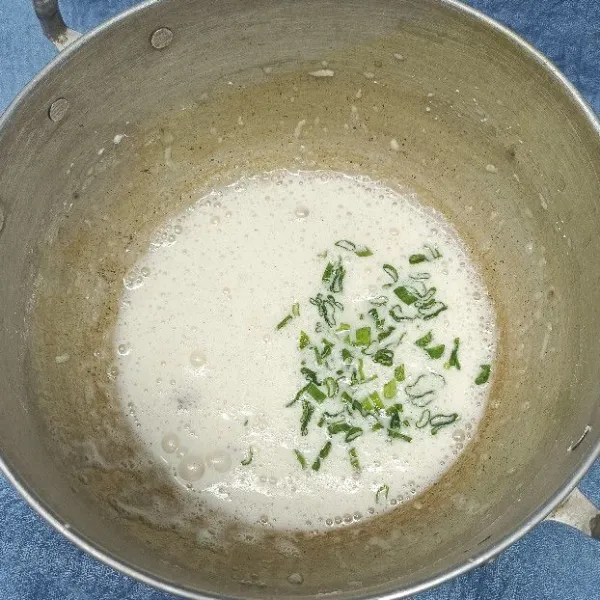 Masukkan irisan daun bawang.