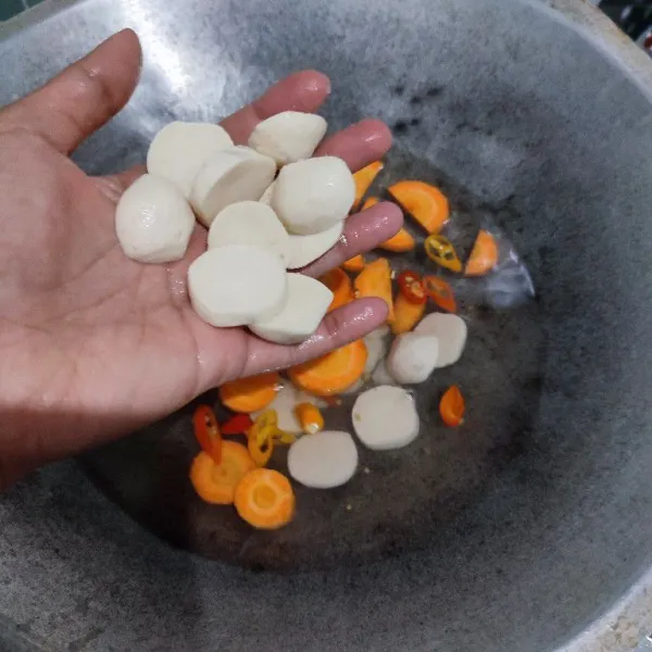 Masukkan bakso ikan. Rebus kembali hingga wortel dan bakso empuk. Bumbui dengan kaldu jamur dan garam.