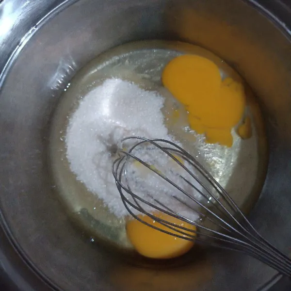 Kocok telur dan gula pasir sampai gula agak larut