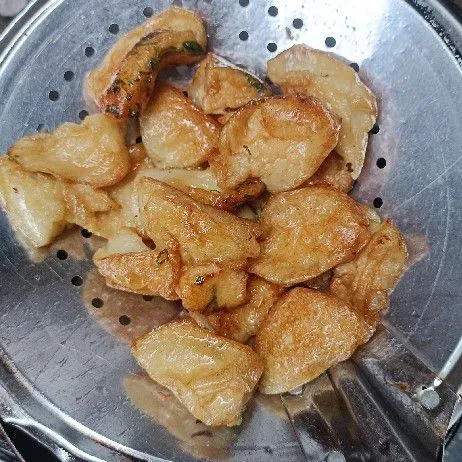 Goreng hingga mengembang dan kecoklatan. Tiriskan.