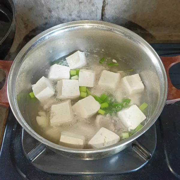 Terakhir tambahkan irisan daun bawang, koreksi rasanya dan siap disajikan.
