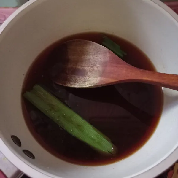 Sementara itu, larutkan gula aren dan gula putih, jangan lupa tambahkan daun pandan agar harum