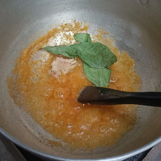Masukkan daun salam dan lengkuas.