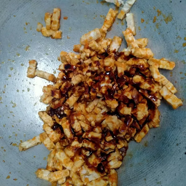 Beri saus tiram dan kecap manis.