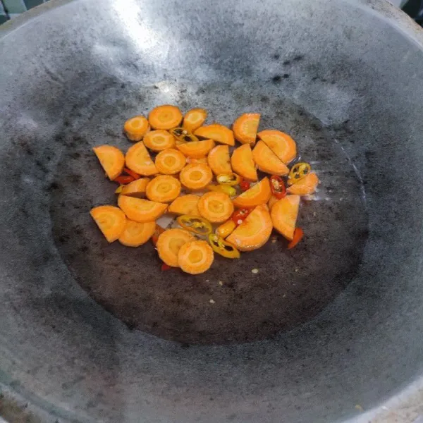 Setelah itu masukkan wortel, rebus hingga setengah empuk.