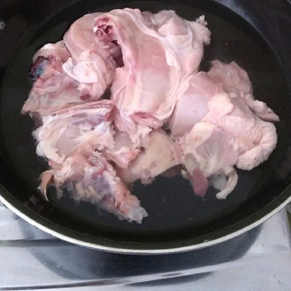 Cuci dan rebus daging ayam sampai buih cokelatnya keluar, setelah itu angkat dan tiriskan.
