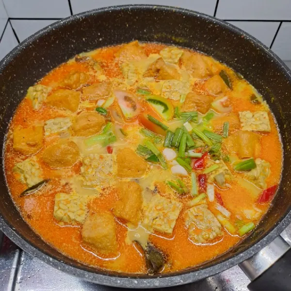 Masukkan irisan tomat, irisan cabe merah dan daun bawang. Masak sebentar saja. Angkat dan sajikan.