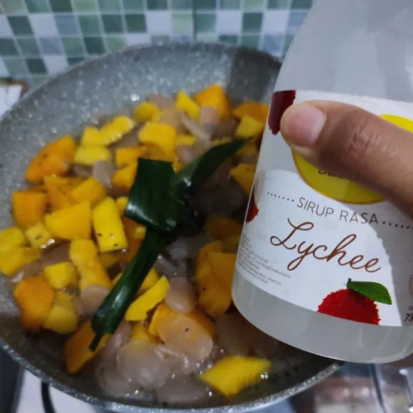 Setelah cocktail nya dingin beri sirup leci. Aduk rata. Cicipi rasanya. Pinda kan ke dalam wadah diamkan semalaman di dalam kulkas.