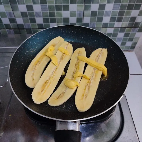 Grill sebentar pisang dengan margarin hingga berubah warna.