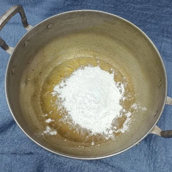 Tambahkan tapioka.