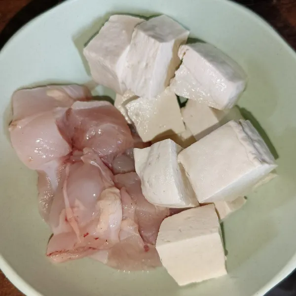 Potong-potong tahu dan daging ayam.