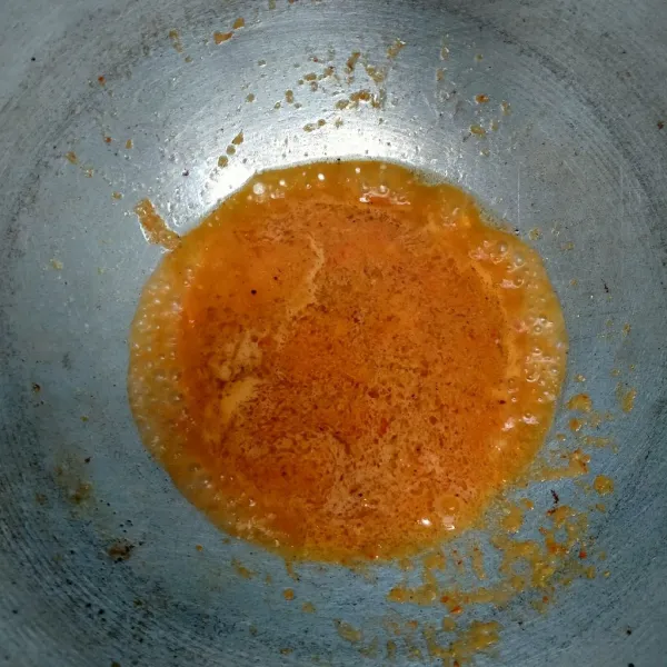 Panaskan minyak tumis bumbu halus beri garam, gula pasir, dan merica bubuk hingga harum.