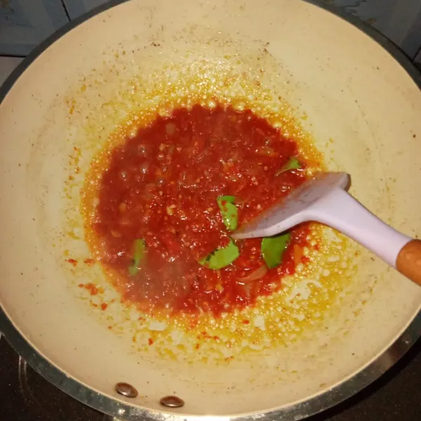 Tumis bawang merah dan bawang putih, sampai harum. Masak cabai sampai aroma langu hilang, lalu tambahkan daun jeruk dan garam. Tambahlan bahan cumi dan petai, aduk rata sajikan selagi panas.