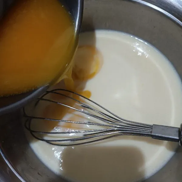 Tambahkan lelehan margarin ke dalam mangkuk, lalu aduk kembali