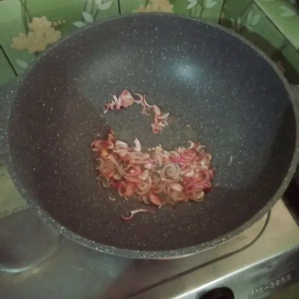 Tumis bawang merah hingga kering.