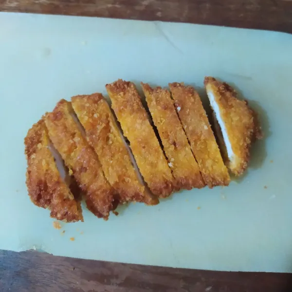 Potong-potong ayam.