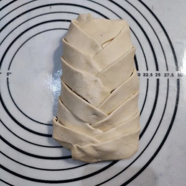 Rapikan kemudian pindahkan ke atas loyang yang sudah di alas dengan baking paper.
