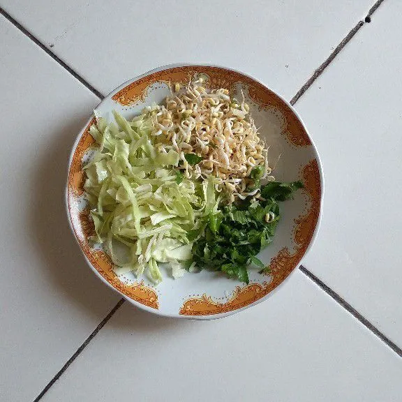 Cuci kubis, daun seledri dan tauge setelah itu tiriskan.