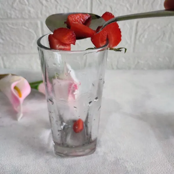 Masukkan strawberry ke dalam gelas saji.