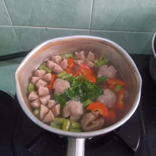 Masak hingga matang dan sesaat sebelum diangkat masukkan daun seledri