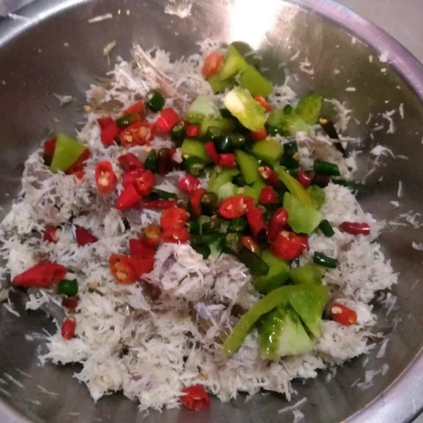 Masukkan potongan tomat serta cabe, aduk rata lagi. Tes rasanya.