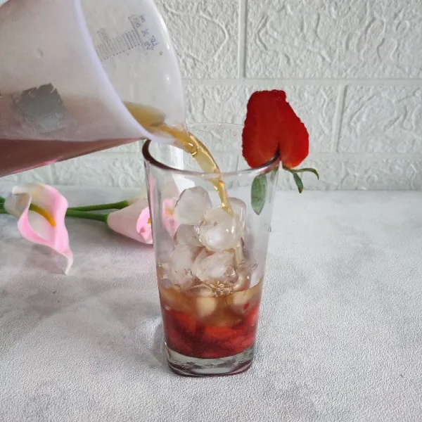 Masukkan seduhan lemongrass tea.