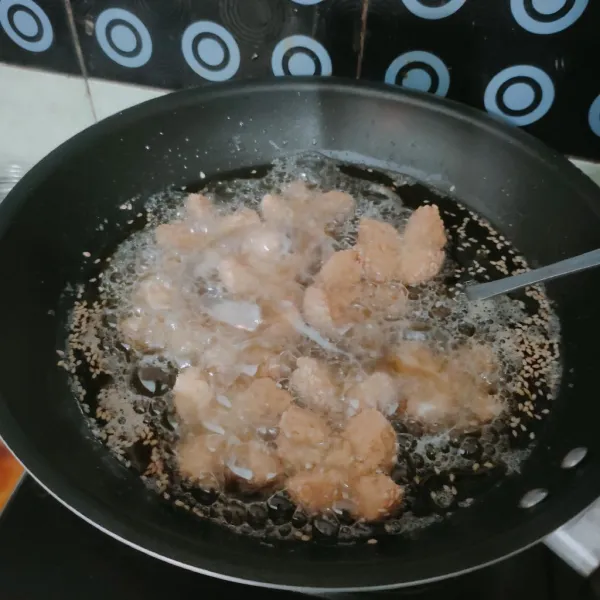 Panaskan minyak secukupnya, goreng api sedang cenderung kecil hingga kecoklatan, angkat dan tiriskan.