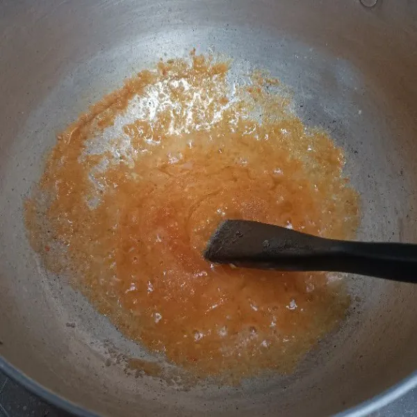 Tumis bumbu halus hingga wangi.