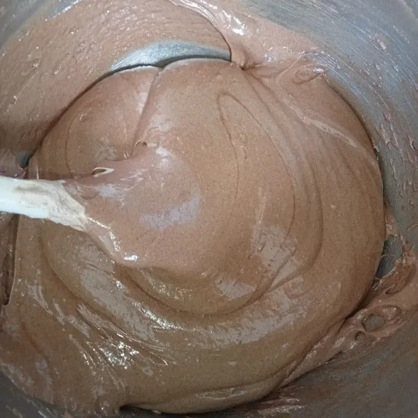 Masukkan pasta vanila dan pasta coklat kemudian aduk balik hingga tercampur rata.