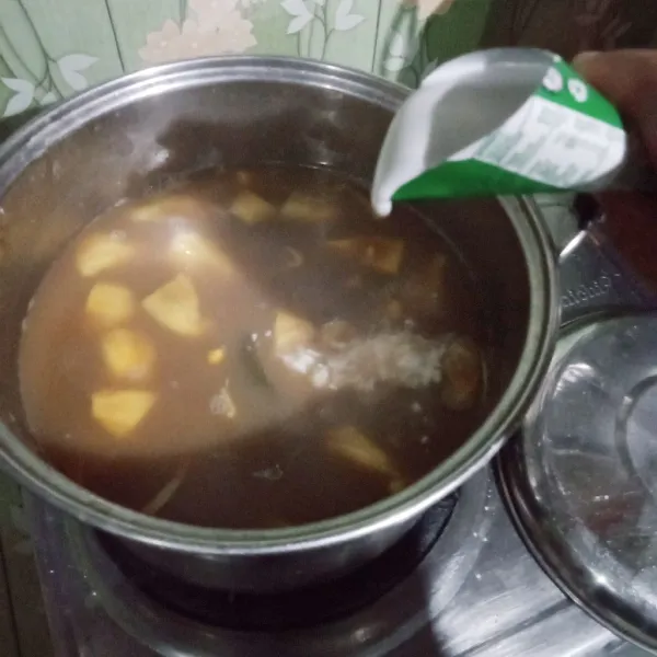 Matikan kompor masukkan santan aduk rata koreksi rasa angkat, bisa di sajikan hangat maupun dingin.