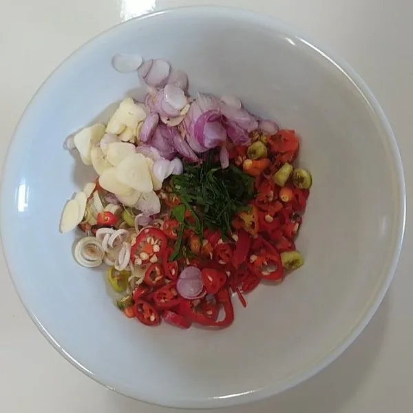 Iris cabe, bawang merah, bawang putih, daun jeruk dan serai lalu sisihkan.