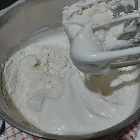 Masukkan tepung terigu sambil diayak, aduk rata