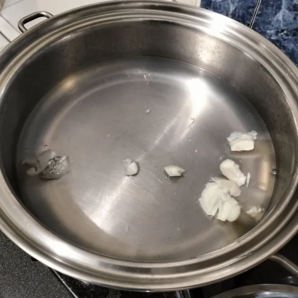 Didihkan air dengan bawang putih.