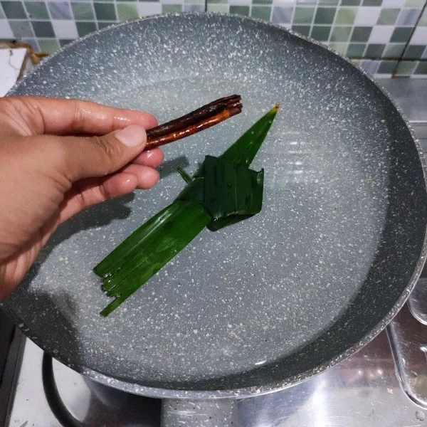Tambahkan kayu manis.