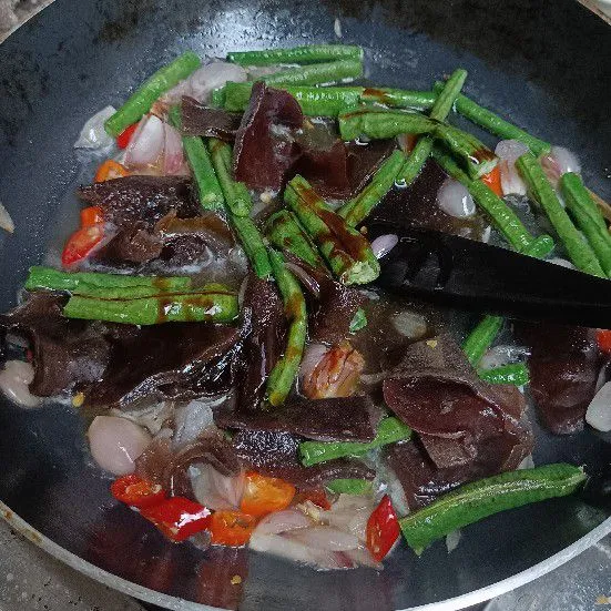 Masukkan saus hoisin dan kecap manis serta seasoning.