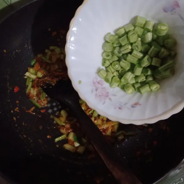 Masukkan buncis oseng-oseng.