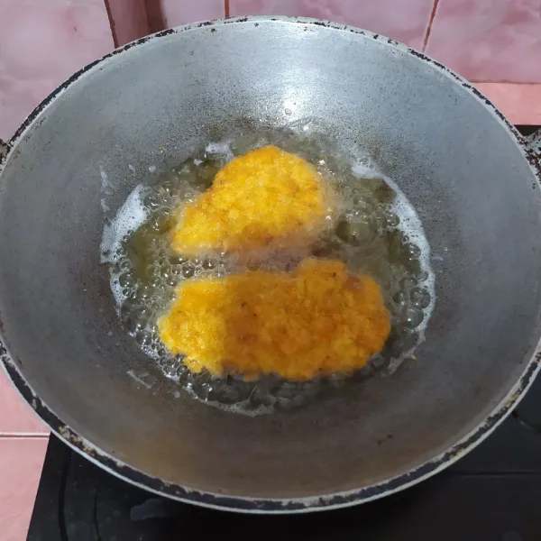 Goreng dengan minyak yang cukup dan sudah dipanaskan terlebih dahulu. Gunakan api sedang cenderung kecil supaya matang merata.