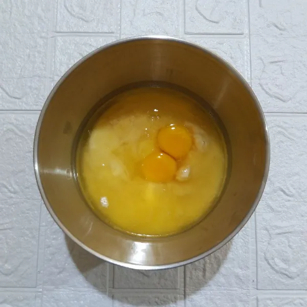 Masukkan tepung bolu instant, telur, minyak goreng, air, dan vanili cair ke dalam wadah