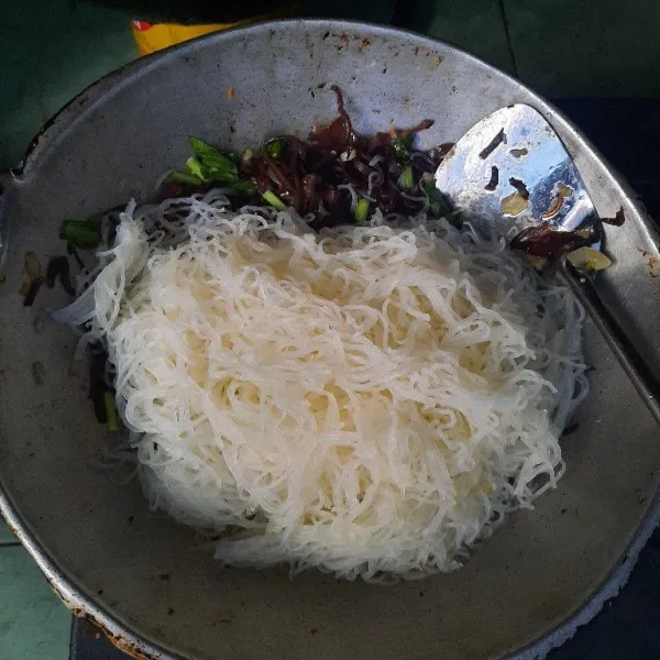 Masukkan bihun rebus dan aduk.