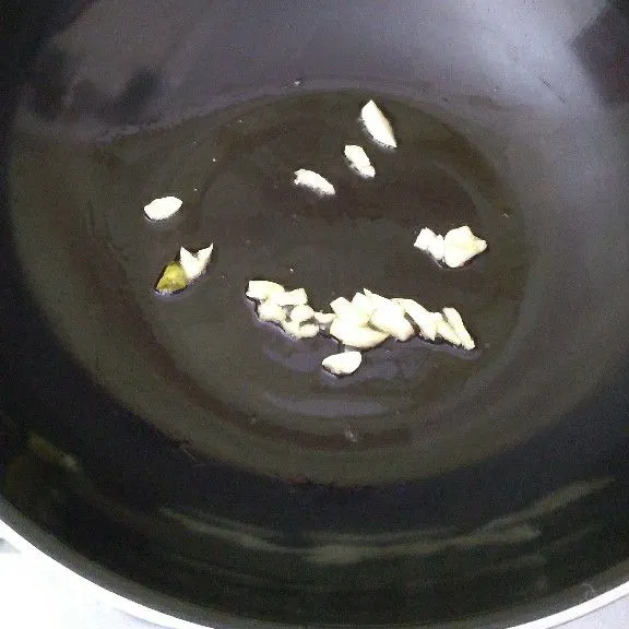 Tumis bawang putih dan minyak wijen hingga aromanya harum.