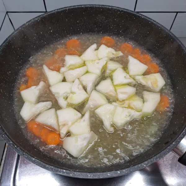Tambahkan wortel dan labu air. Masak sampai ½ matang.