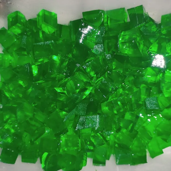 Masak jelly plain tambahkan pewarna pandan 2 tetes.