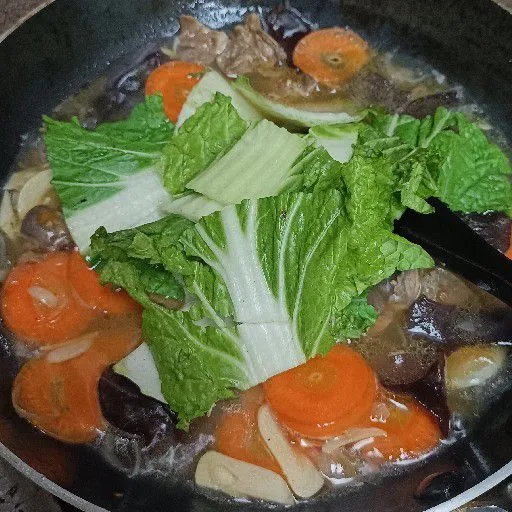 Masukkan sawi hijau yang sudah dipotong.