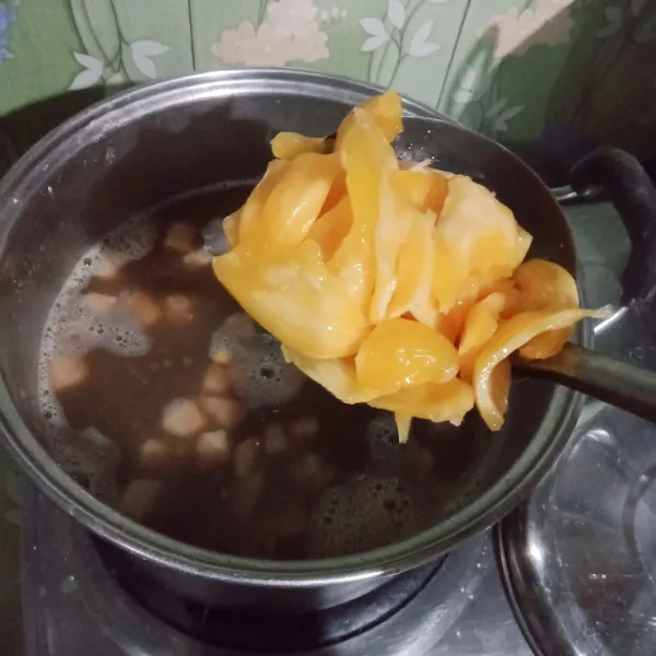 Masukkan nangka, susu kental manis, susu bubuk lalu aduk rata.