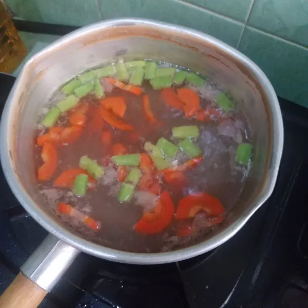 Didihkan air, masukkan wortel dan buncis serta bumbu halus, tunggu hingga empuk.