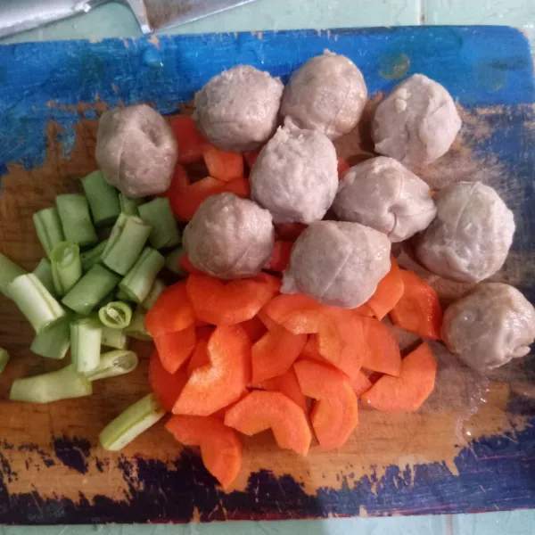 Siapkan bahan-bahan wortel, buncis dan bakso.