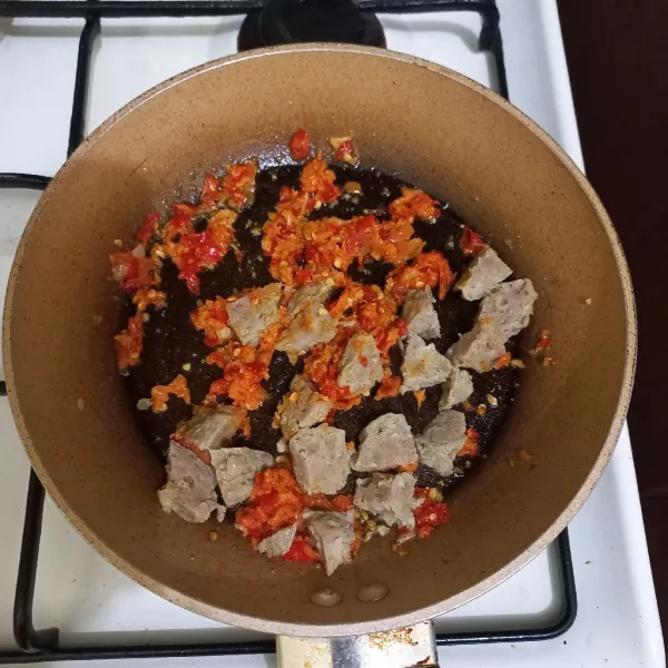 Masukkan irisan bakso, aduk rata.
