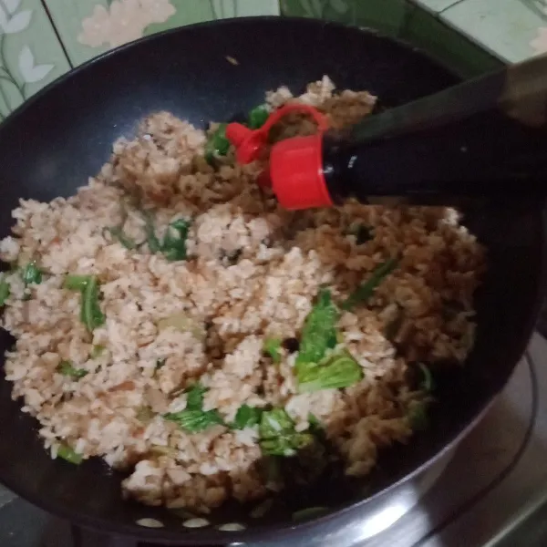 Masukkan kecap manis, kecap asin, saus sambal, garam, dan kaldu bubuk, aduk rata koreksi rasa. angkat dan sajikan.